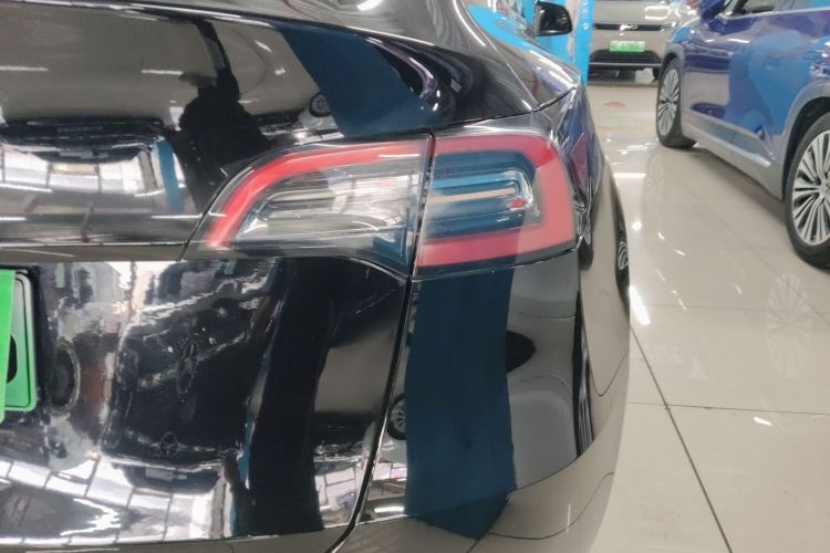 特斯拉 Model Y 2021款 标准续航后驱版车身外观9