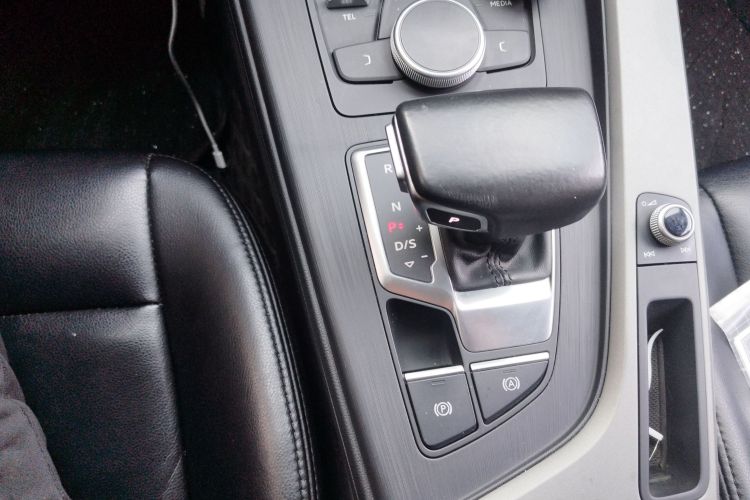 奥迪A4L 2019款 40 TFSI 进取型 国VI中控内饰18