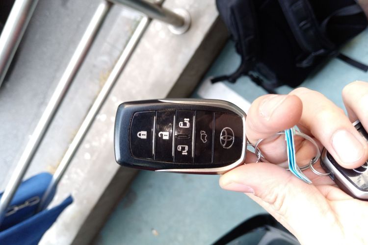 丰田 埃尔法 2012款 3.5L 豪华版中控内饰7001