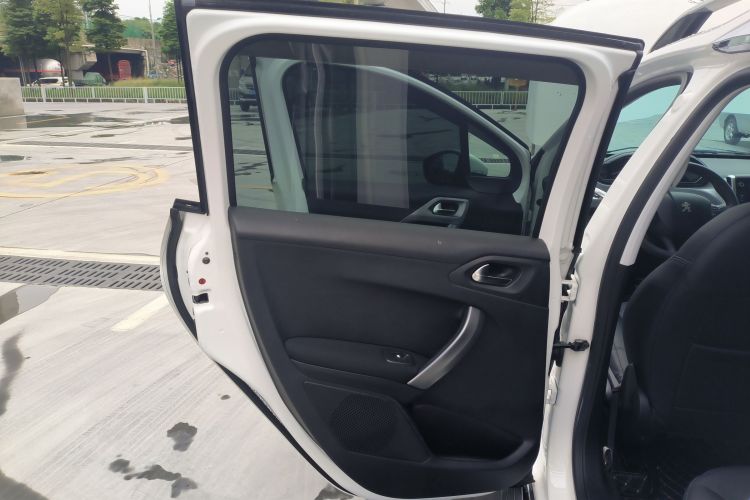 标致2008 2014款 1.6L 自动时尚版中控内饰7008