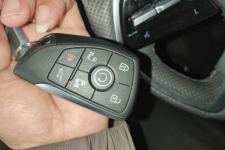 别克GL8 2025款 陆尊 智享版中控内饰7001