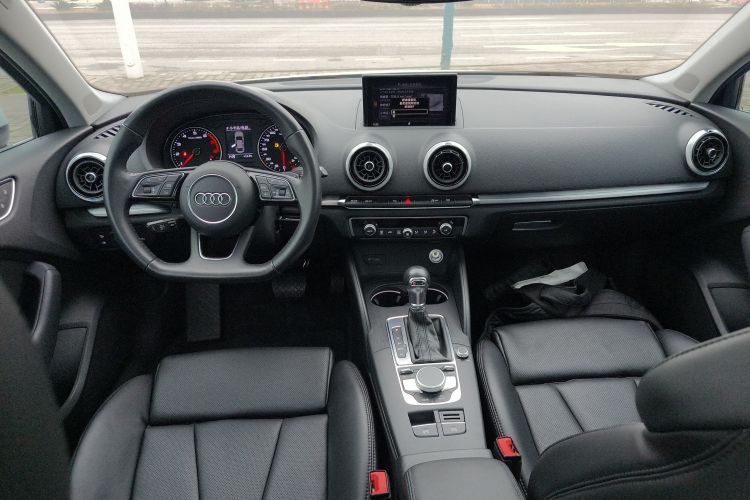 奥迪A3 2018款 30周年年型 Limousine 35 TFSI 运动型中控内饰12