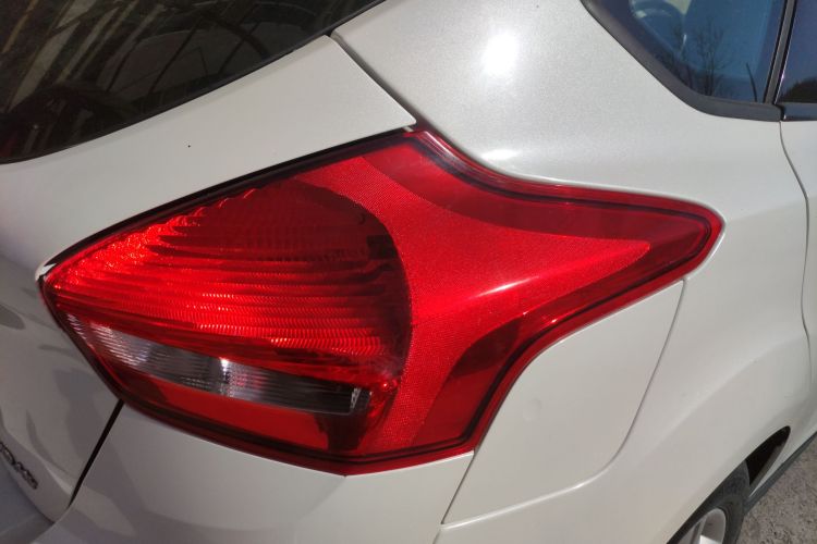 福特 福克斯 2017款 两厢 1.6L 自动舒适型智行版车身外观9