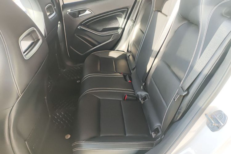 奔驰GLA 2019款 GLA 200 动感型中控内饰21