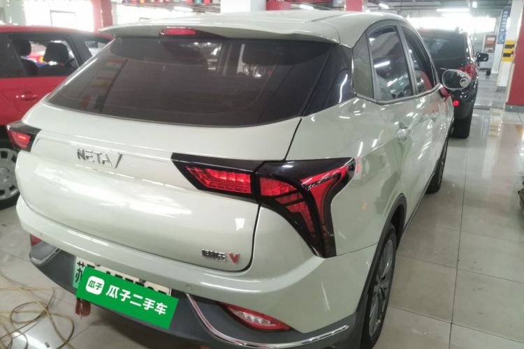 哪吒汽车 哪吒V 2022款 潮 400 Lite车身外观7