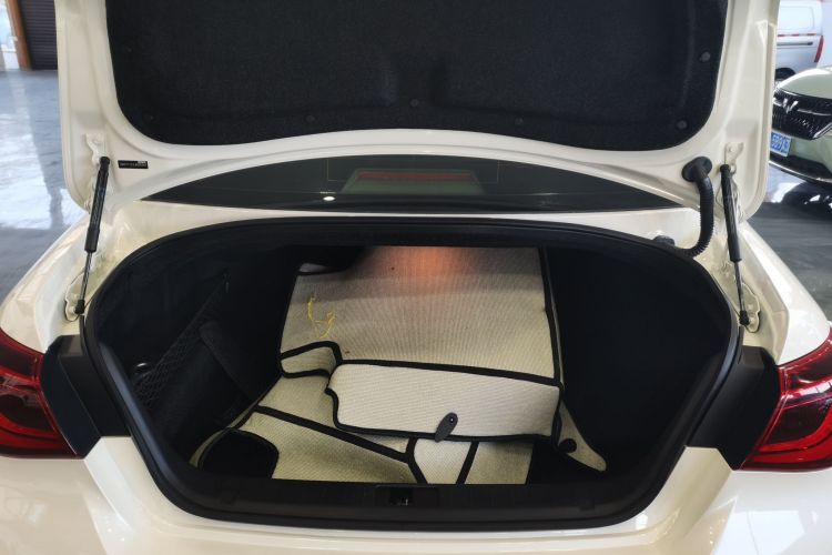 英菲尼迪Q70 2019款 Q70L 2.0T 精英版 PLUS机舱底盘23