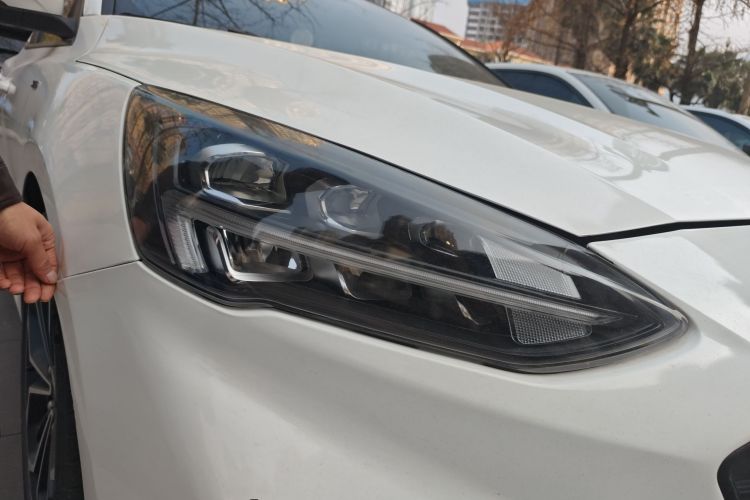 福特 福克斯 2021款 三厢 EcoBoost 180 自动ST Line车身外观8