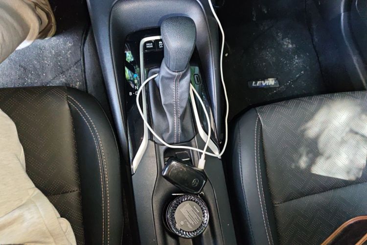 丰田 雷凌 2023款 智能电混双擎 1.8L 运动版中控内饰18