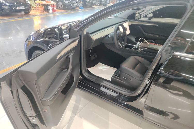 特斯拉 Model Y 2022款 改款 后轮驱动版中控内饰7003
