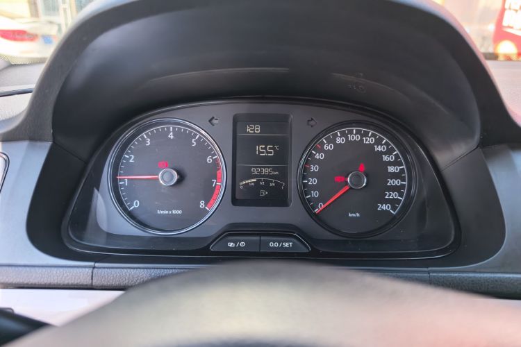 大众 朗逸 2013款 改款经典 1.6L 手动风尚版中控内饰14