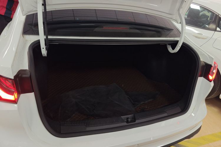 荣威i5 2023款 1.5L CVT豪华版机舱底盘23