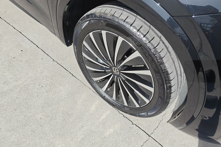 大众 威然 2024款 380TSI 尊贵版车身外观10