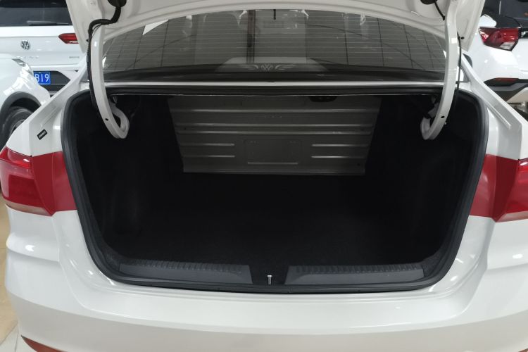 大众 桑塔纳 2021款 1.5L 手动风尚版机舱底盘23