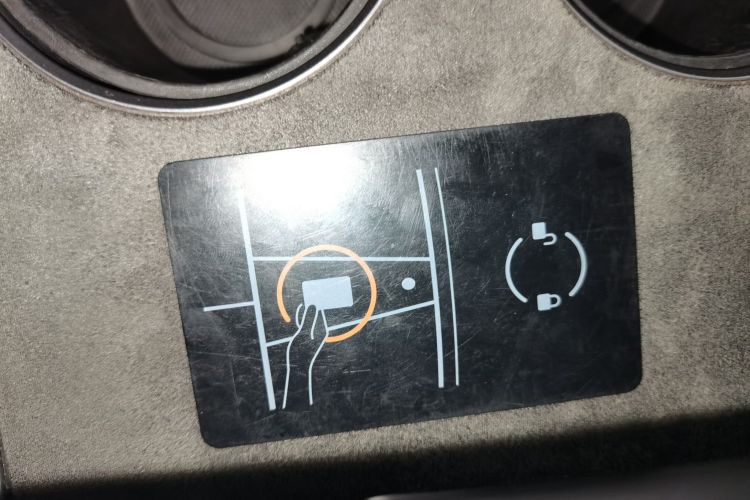 特斯拉 Model Y 2022款 长续航全轮驱动版中控内饰11