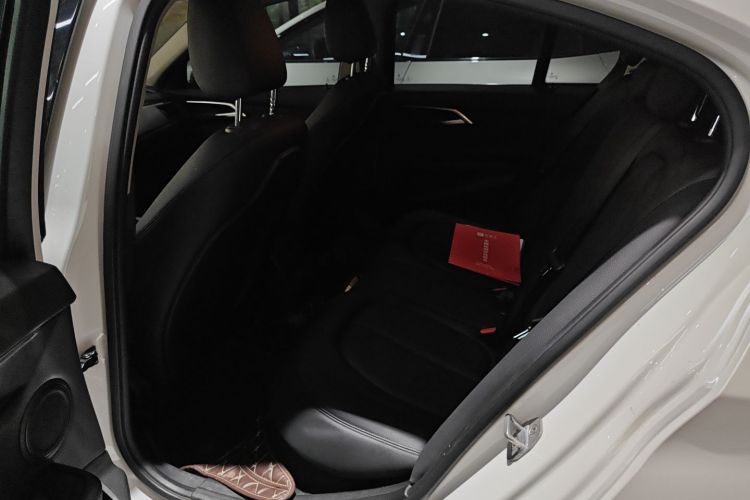 宝马1系 2018款 118i 时尚型中控内饰21