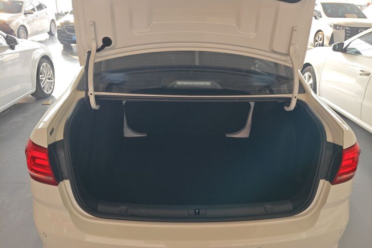 大众 朗逸 2017款 1.6L 手动风尚版机舱底盘23