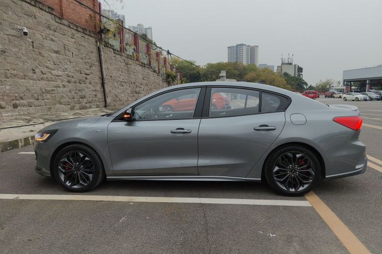 福特 福克斯 2022款 三厢 EcoBoost 180 自动ST Line车身外观6003