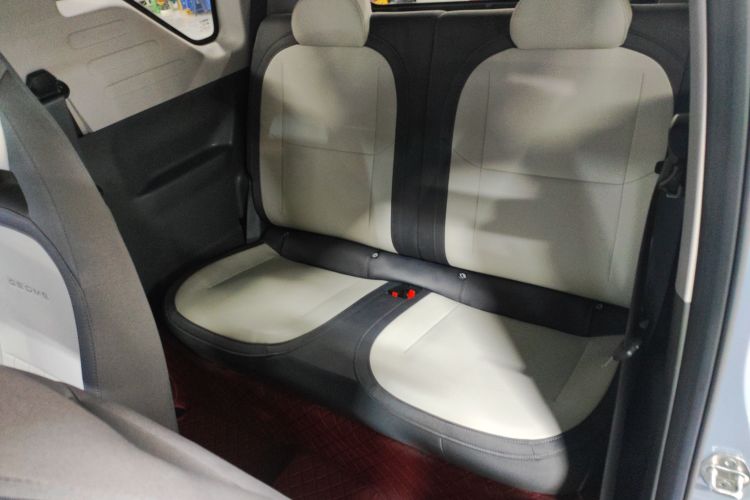 吉利银河 2024款 200km 熊猫卡丁中控内饰21