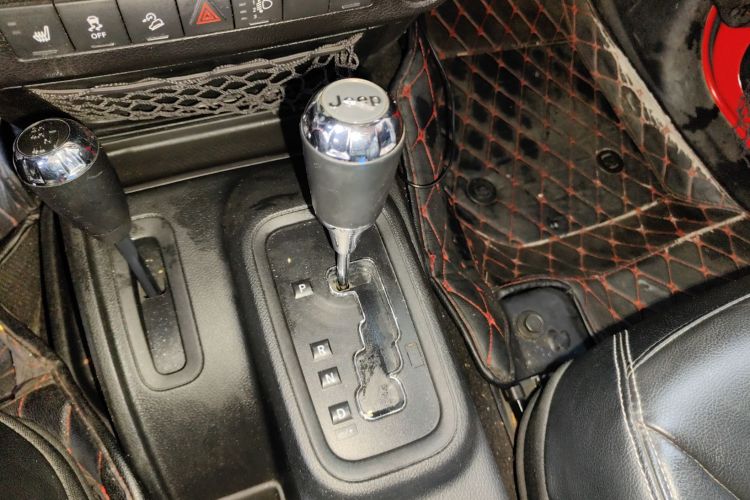 Jeep 牧马人 2017款 3.0L Sahara 四门舒享版中控内饰18