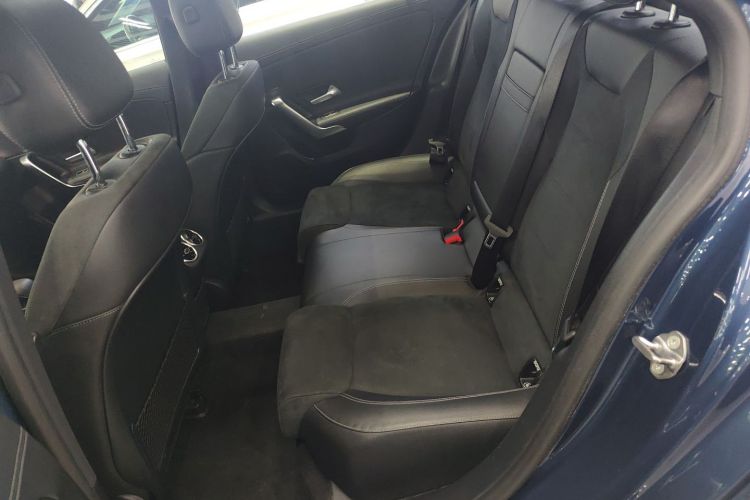 奔驰A级 2019款 A 180 L 运动轿车中控内饰7004