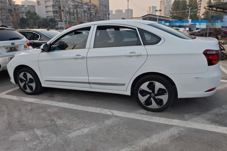 东风风神E70 2021款 500 超享版车身外观4