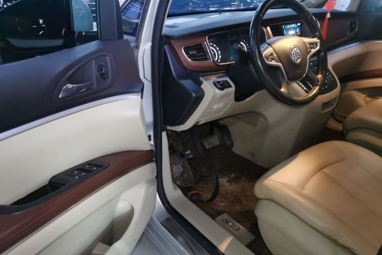 别克GL8 2017款 25S 舒适型 国V中控内饰7003