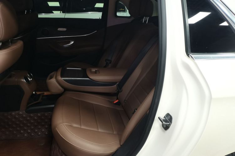 奔驰E级 2019款 E 260 L 运动型中控内饰21