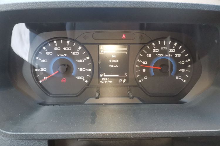 依维柯得意 2023款 2.5T A35M1多用途乘用车短轴中顶双胎侧拉门 自动挡中控内饰14