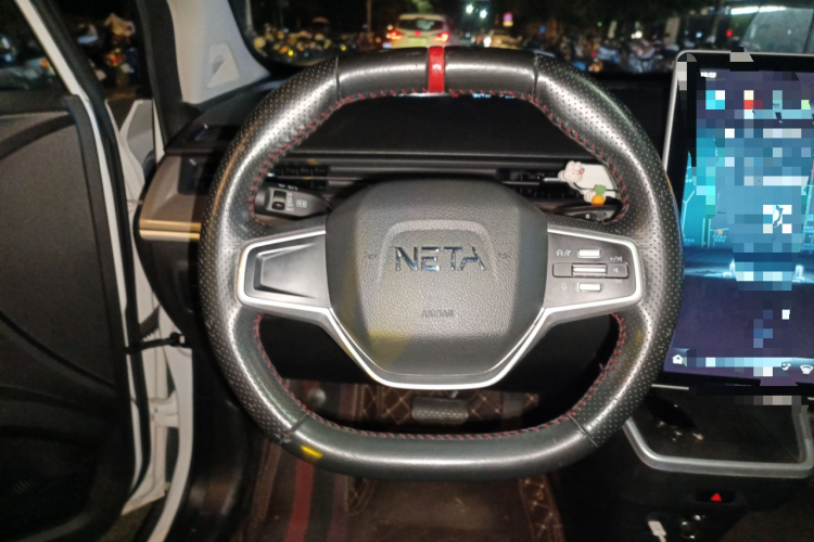 哪吒汽车 哪吒V 2022款 潮 300 Lite 磷酸铁锂中控内饰13