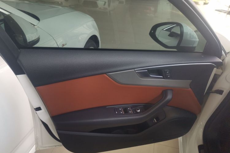 奥迪A4L 2017款 40 TFSI 进取型中控内饰47