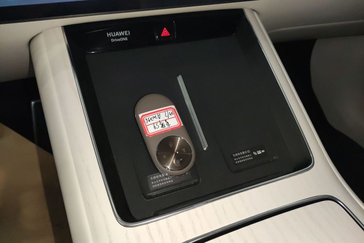 鸿蒙智行 享界S9 2025款 增程 Max+中控内饰7001