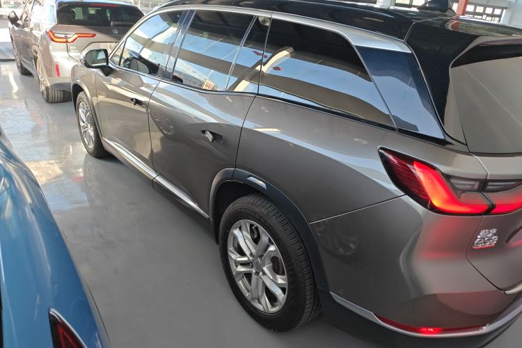 蔚来ES8 2020款 580KM 七座版车身外观4