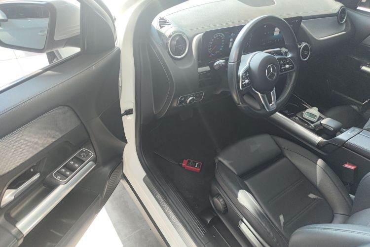 奔驰GLA 2022款 改款二 GLA 200中控内饰7003