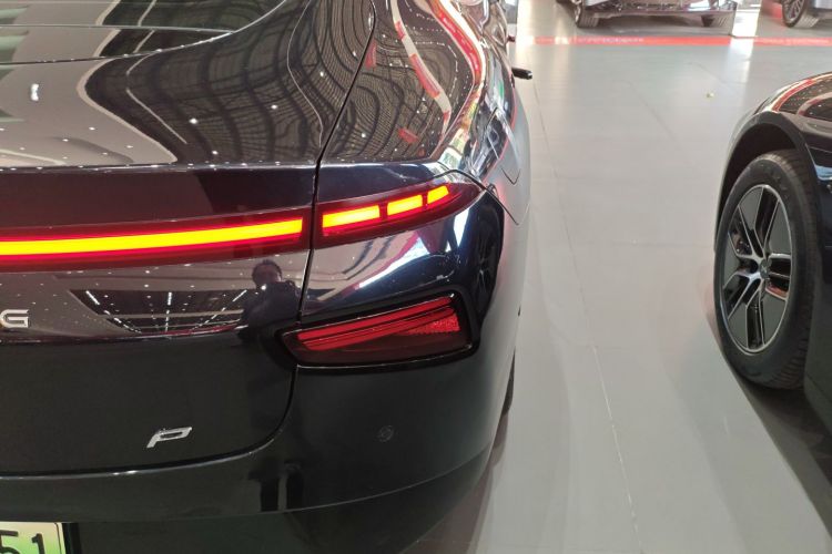 小鹏P7 2022款 480N+车身外观9