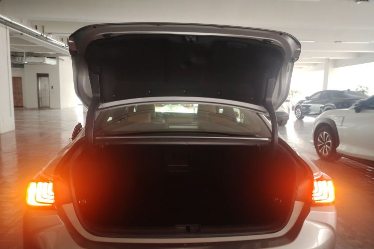 雷克萨斯ES 2018款 300h 卓越版 国VI机舱底盘23