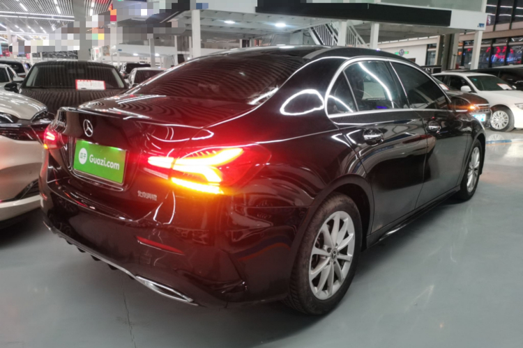 奔驰A级 2022款 改款 A 200 L 运动轿车时尚型车身外观7