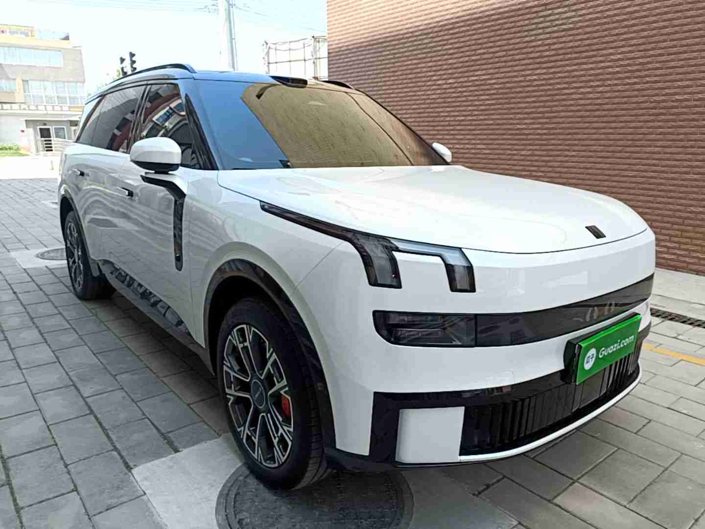 车辆右前45度外观展示