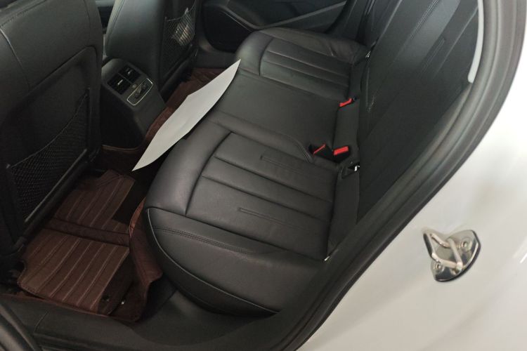 奥迪A4L 2018款 30周年年型 40 TFSI 时尚型中控内饰21