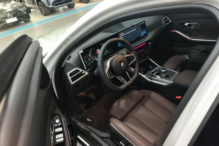 宝马3系 2025款 325i M运动套装中控内饰20