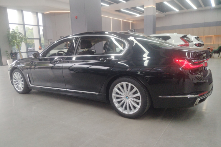 宝马7系 2021款 730Li 豪华套装车身外观4