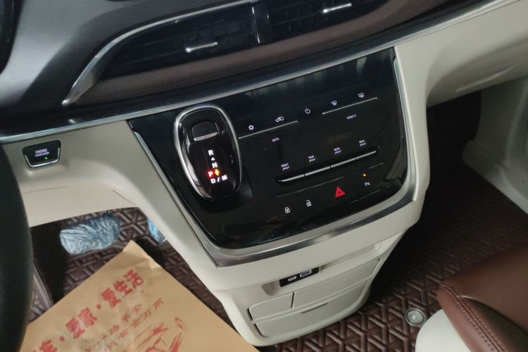 别克GL8 2021款 陆上公务舱 652T 舒适型中控内饰18