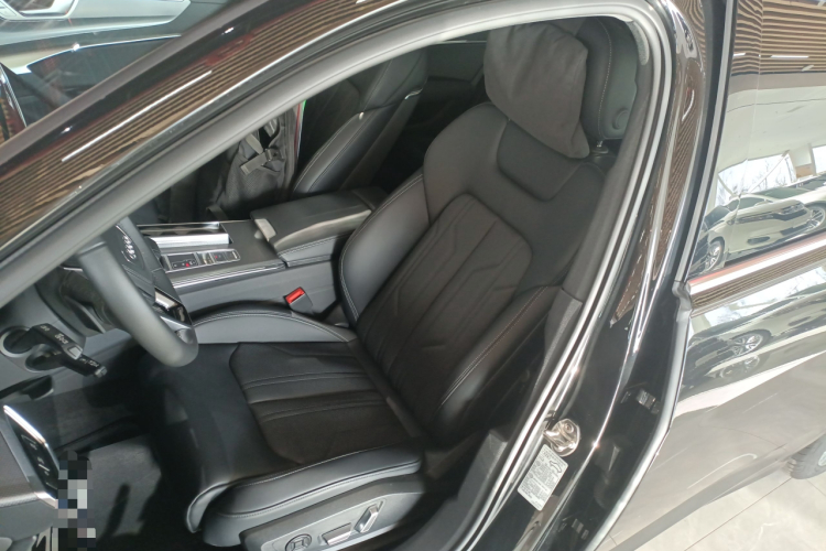 奥迪A6L 2025款 改款 40 TFSI 豪华动感型中控内饰19