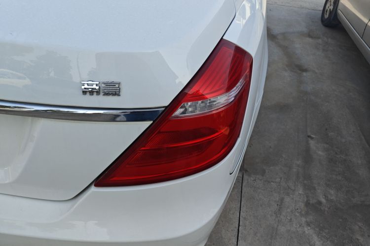 吉利汽车 帝豪 2017款 三厢百万款 1.5L 手动向上版车身外观9