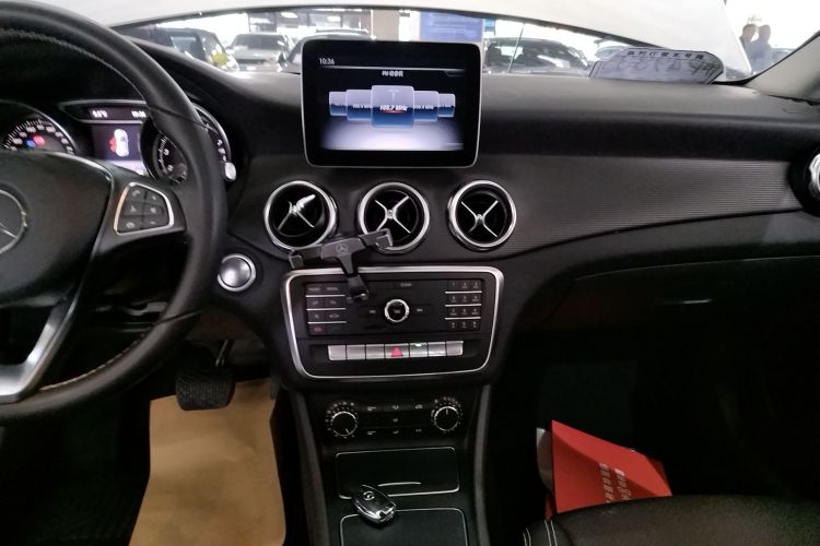 奔驰GLA 2018款 GLA 200 动感型中控内饰16