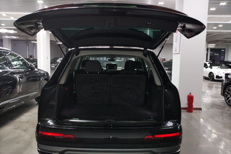 奥迪Q7 2023款 45 TFSI quattro S line运动型机舱底盘23