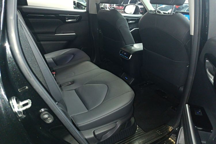 丰田 汉兰达 2022款 双擎 2.5L 四驱尊贵版 7座中控内饰21