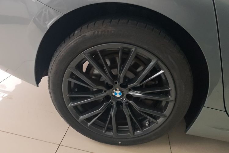 宝马3系 2023款 330i M运动曜夜套装车身外观6008