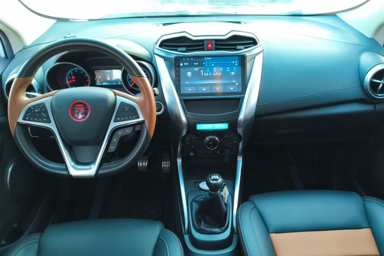 比亚迪 元 2016款 1.5L 手动尊贵型中控内饰12