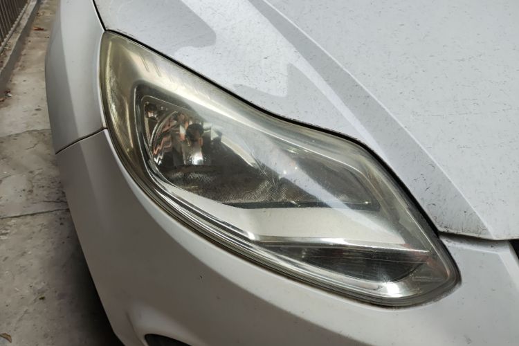 福特 福克斯 2012款 三厢 1.6L 手动舒适型车身外观8