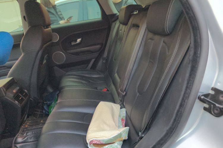 路虎 揽胜极光(进口) 2015款 2.0T 5门耀动版中控内饰21